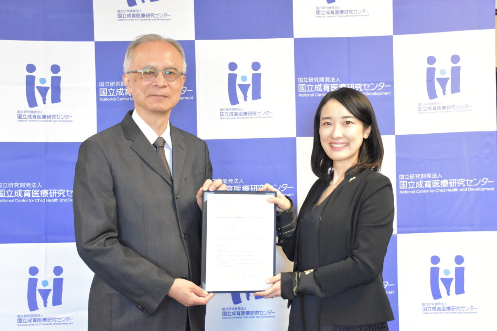 国立成育医療研究センター  五十嵐隆理事長（写真左）と株式会社Peds3 代表取締役 千先園子CEO（写真右）
